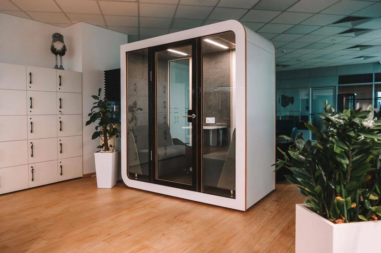 Pojedyncza kabina akustyczna Duet (dwuosobowa) w biurze korporacyjnym
