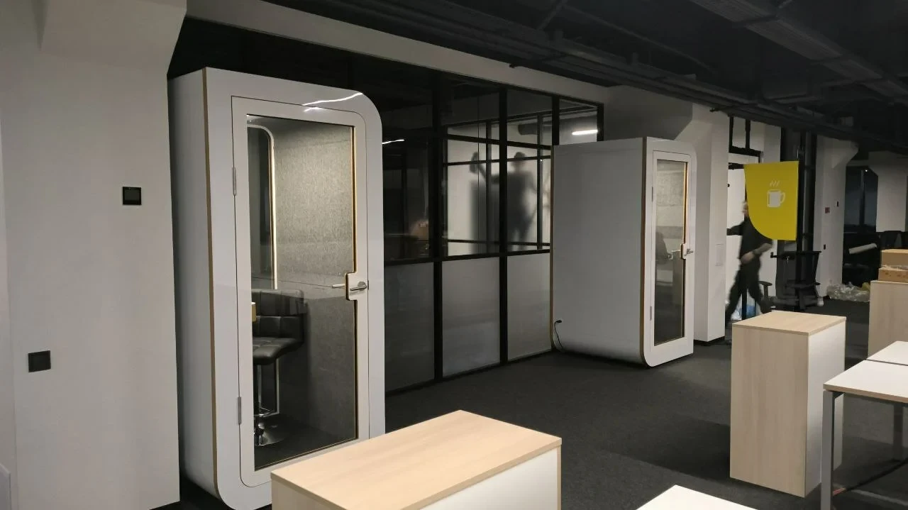 Dwie kabiny akustyczne solo zainstalowane w open space biura klienta — referencyjne wdrożenie.